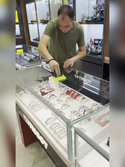 Работа с витринами часового салона в торговом зале