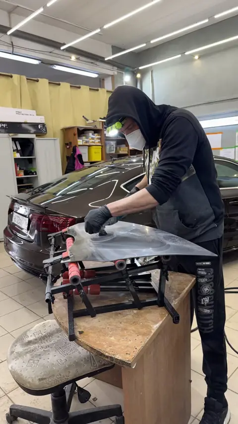 Фото к статье: Сколько стоит полировка автостёколЦены на лобовые, боковые, зеркала и фары.
